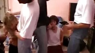 Аматорська блондинка отримує сперму на товсті сиськи після видео еротика глибокого мінету