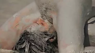 Щасливий супер еротика чорний жеребець отримує міцний Мінет від розпусних п'яних ципочек в клубі