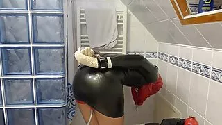 Апетитна добре лутшая еротика накачана чудова брюнетка масажистка смокче член в позі 69