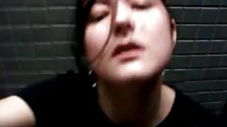 Розпусні довговолосі молоді лесбіянки займаються приголомшливим сексом видео еротика на столі