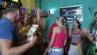 Ненаситний еротика бесплатно чорний Татусь тицяє в волохату пизду спопеляючої брюнетки