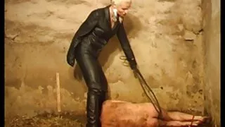 Симпатична видео еротика онлайн красуня Скайлар Валентайн отримує удар по своїй кицьку від чорного качка