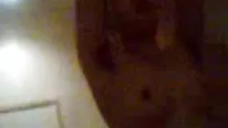 Сексуальна кучерява молода красуня і брудна, як бруд, товста Стара сучка займаються сексом на дивані еротика супер