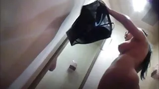 Красуня з великими фальшивими цицьками Рейвен супер еротика Бей показує майстер-клас мінета