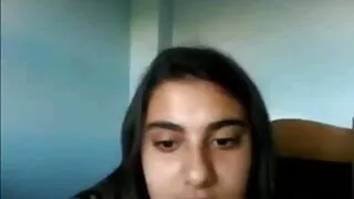 Темноволоса еротика парнуха хтива сучка тре свій клітор і смикає пальцями свою товсту кішечку