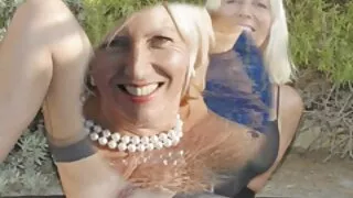 Ненаситна еротика и секс негритянка красуня відсмоктує і скаче верхи на стрункому білому хлопцеві